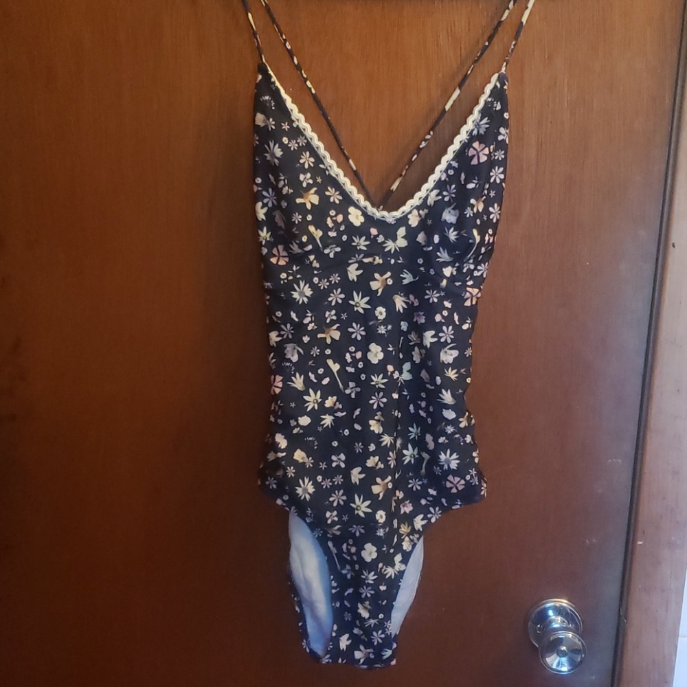 $5/$25 Blue floral swinsuit